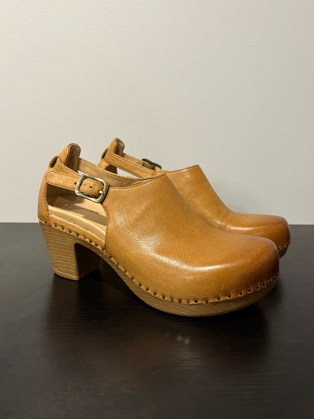 Dansko Sassy Tan Leather Heeled Cutout Clogs Shoes EU 38 US 7.5-8 Excellent